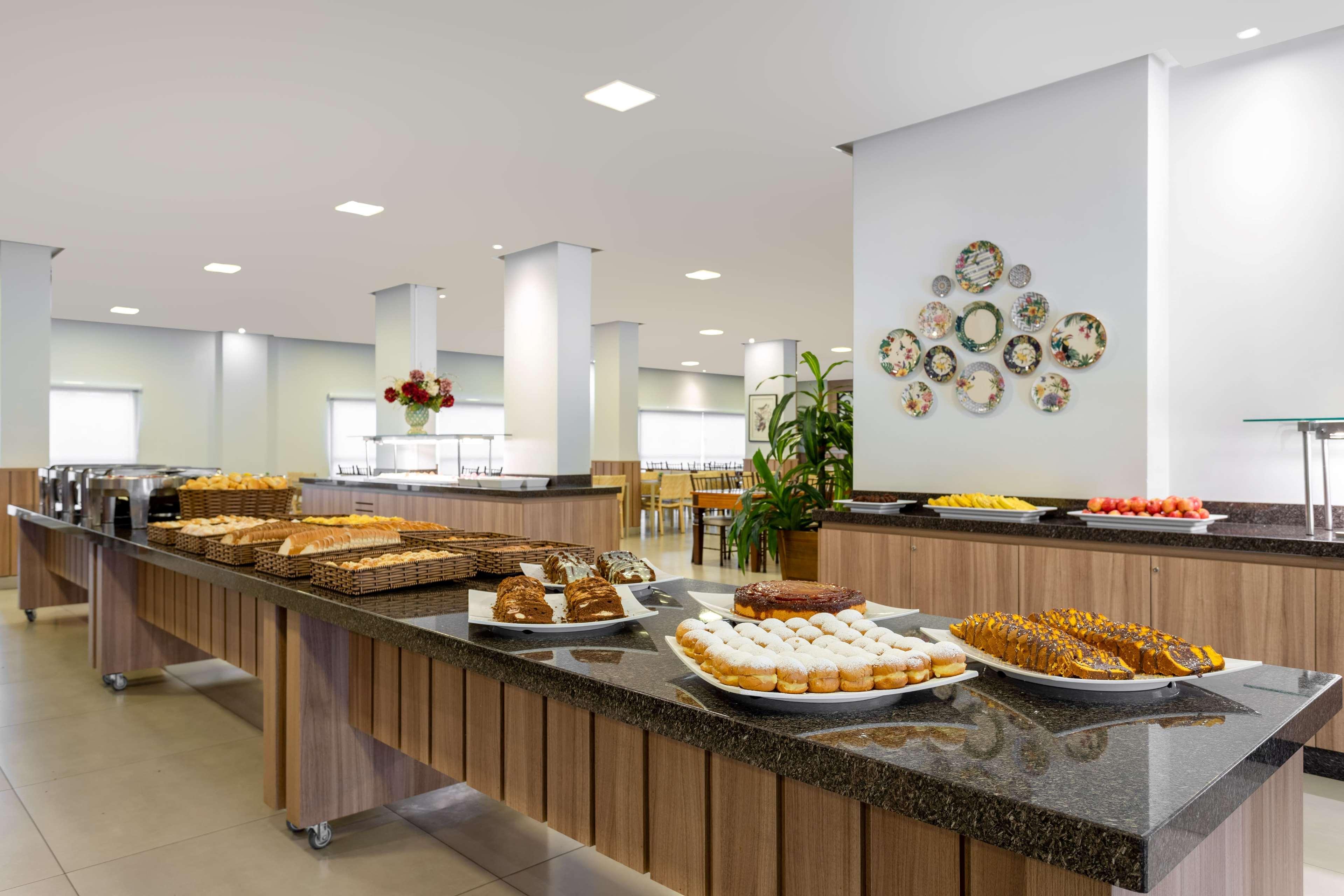 Wyndham Olimpia Royal Hotels Exterior foto A buffet at a hotel