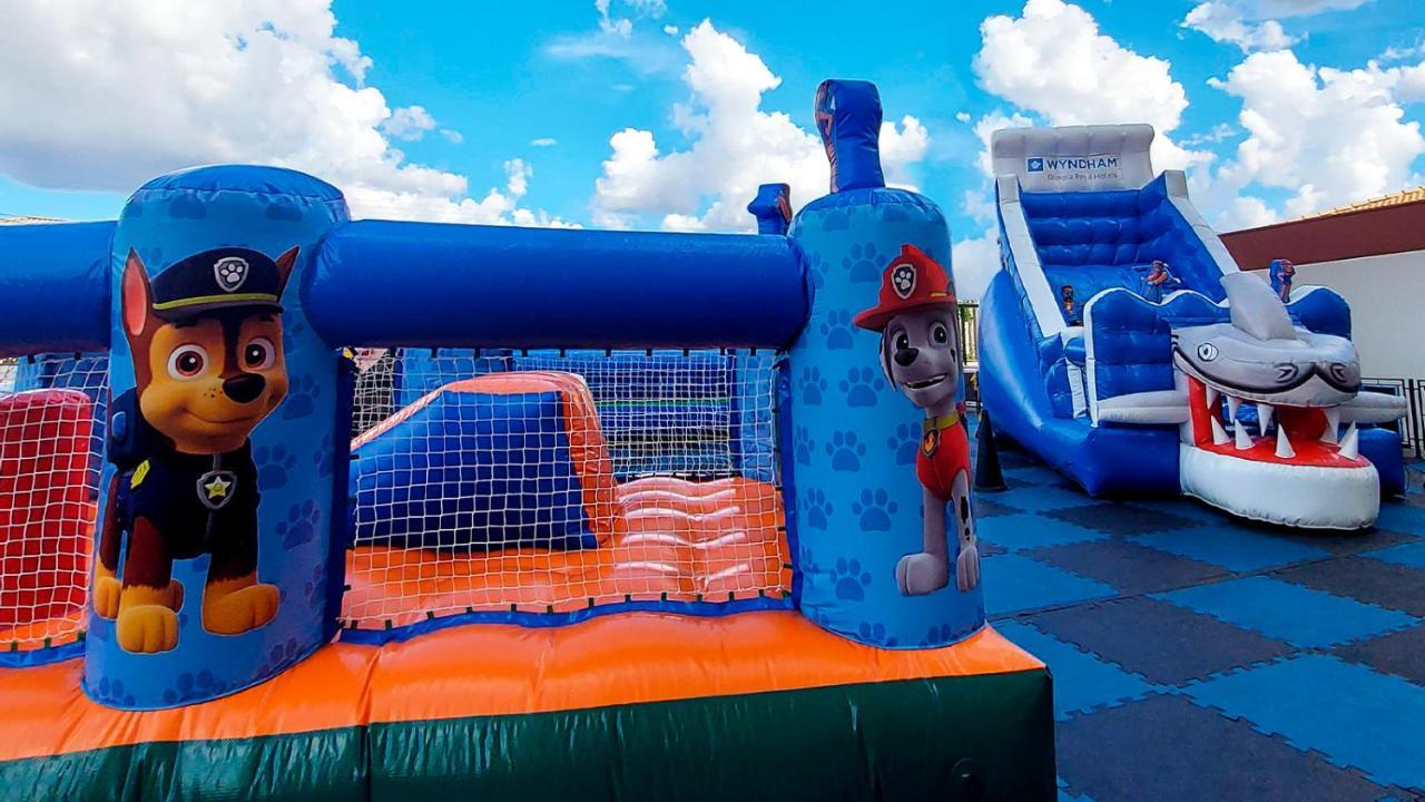 Wyndham Olimpia Royal Hotels Exterior foto Paw Patrol bouncy castle