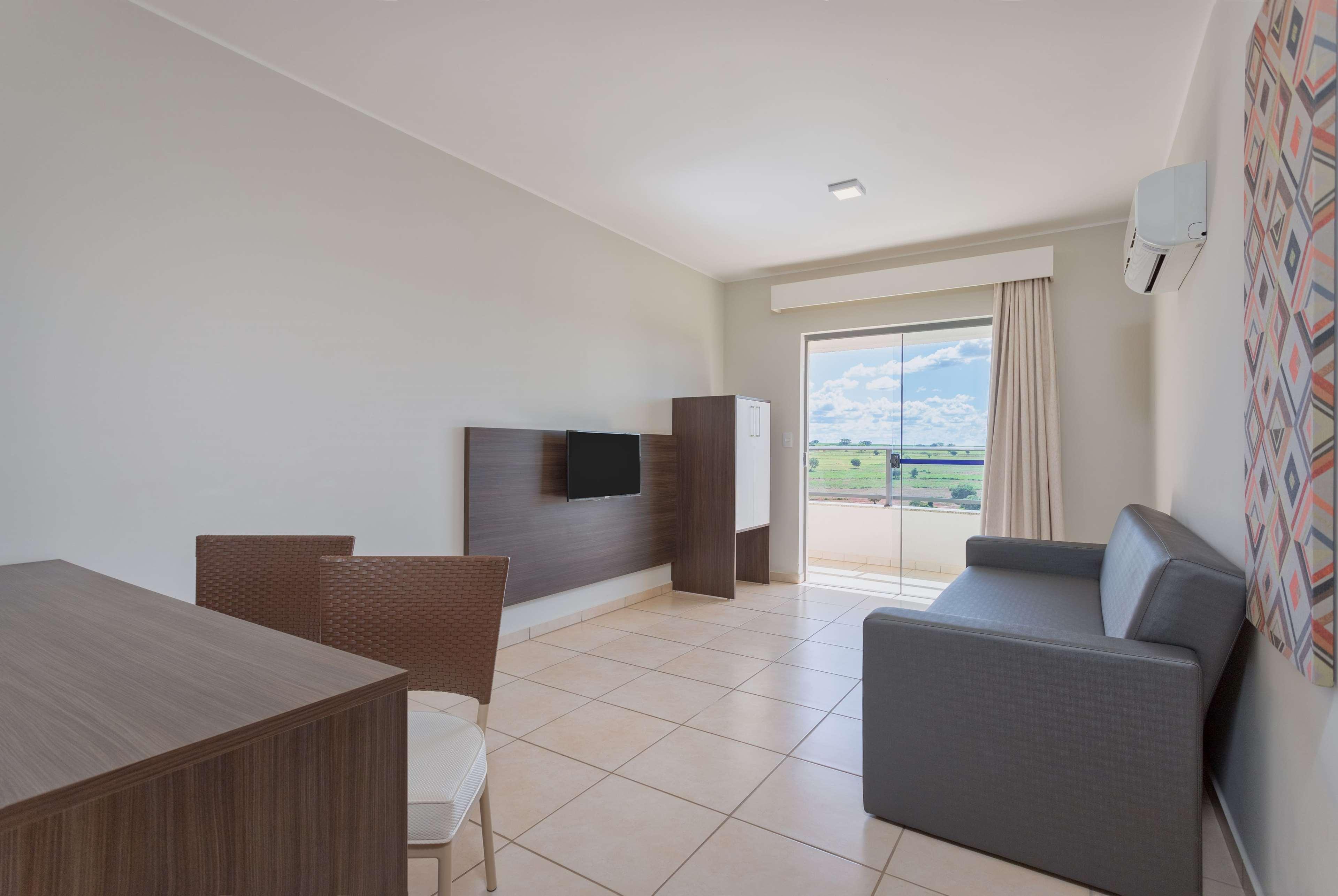 Wyndham Olimpia Royal Hotels Exterior foto A typical hotel room