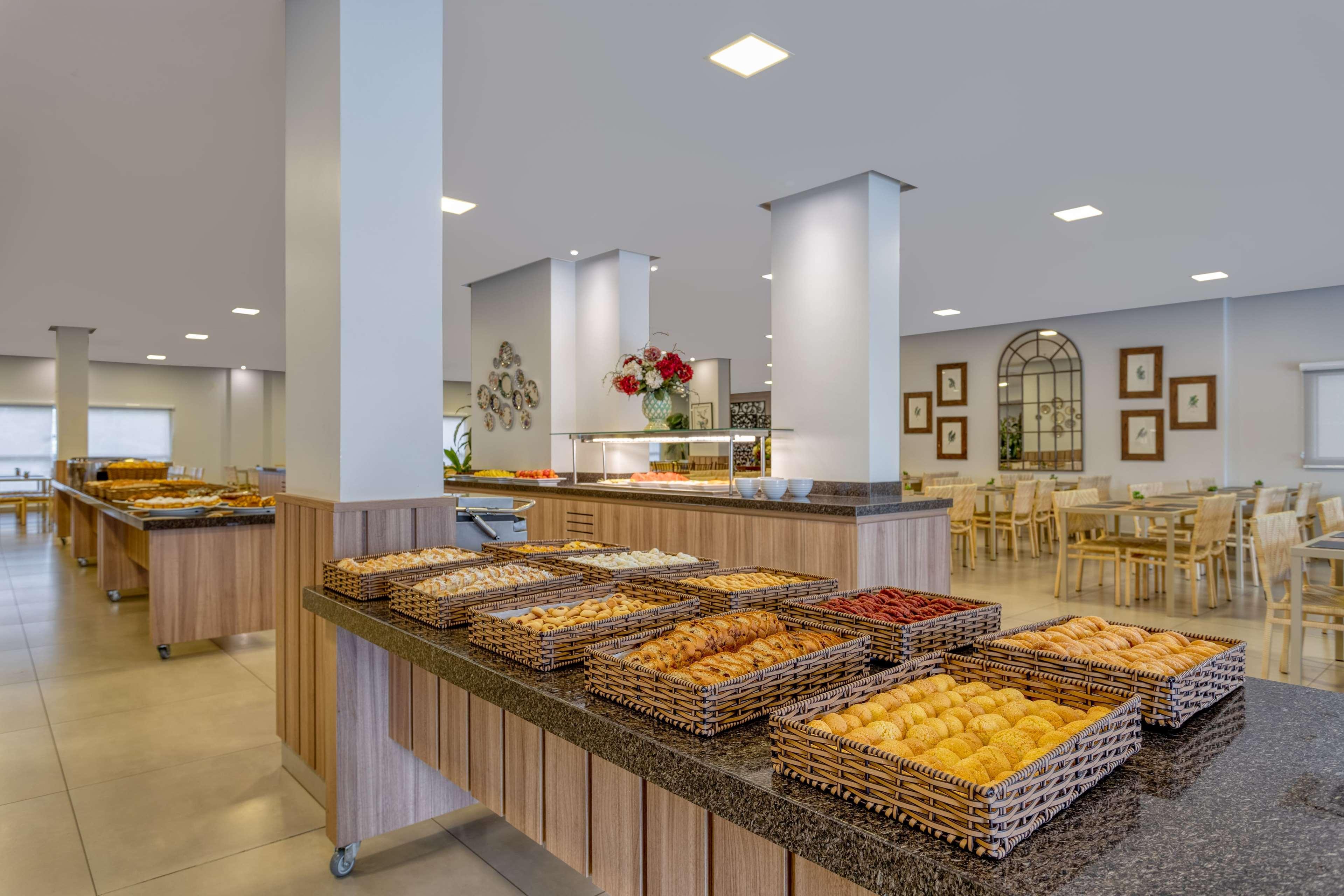 Wyndham Olimpia Royal Hotels Exterior foto A buffet at a hotel