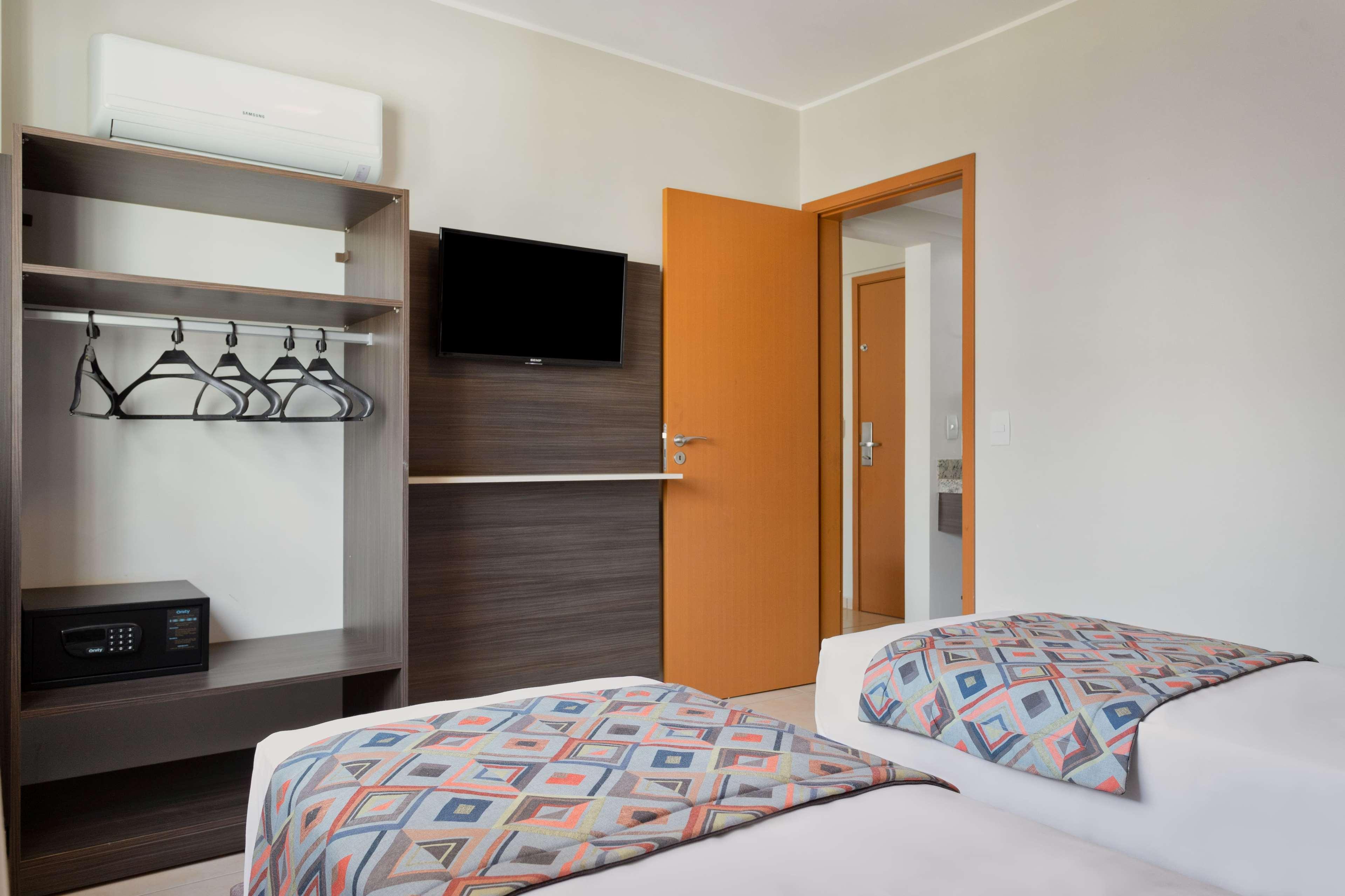 Wyndham Olimpia Royal Hotels Exterior foto A typical room at a Holiday Inn Express
