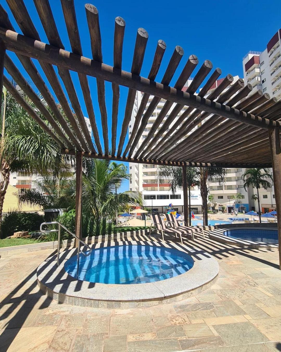 Wyndham Olimpia Royal Hotels Exterior foto A pergola in a swimming pool